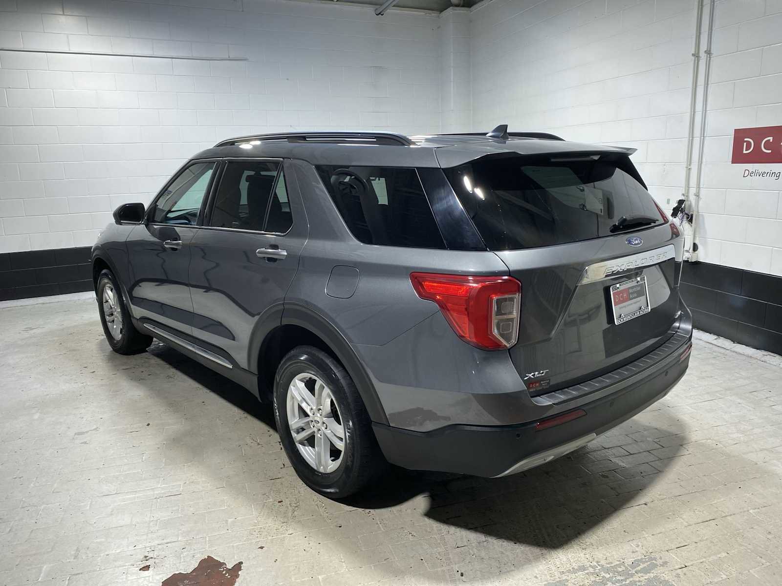 Used 2022 Ford Explorer XLT w/ Equipment Group 202A image 4