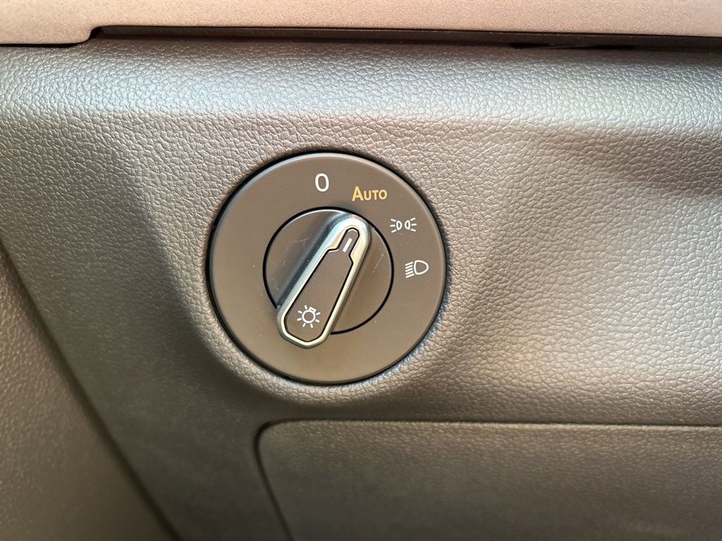 Used 2025 Volkswagen Jetta SE w/ Sunroof Package FWD image 32