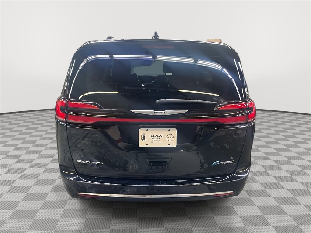 Used 2024 Chrysler Pacifica Select image 3