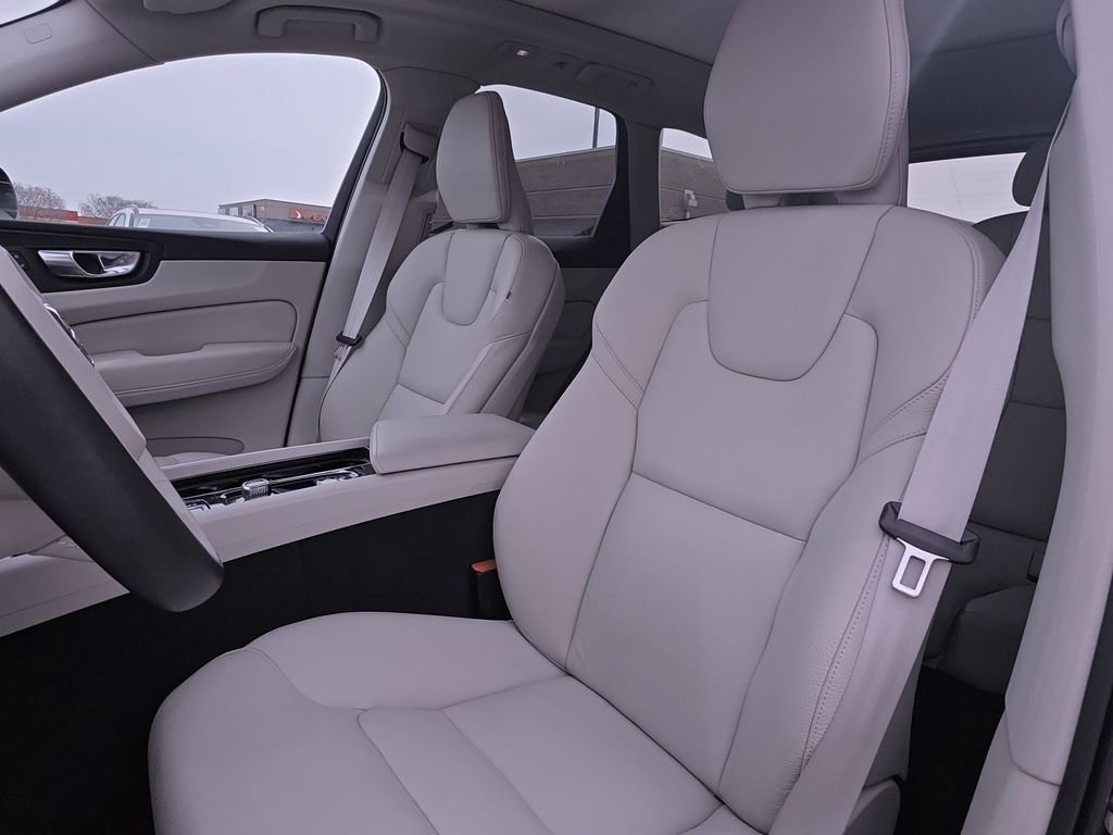 Used 2023 Volvo XC60 B5 Plus image 17