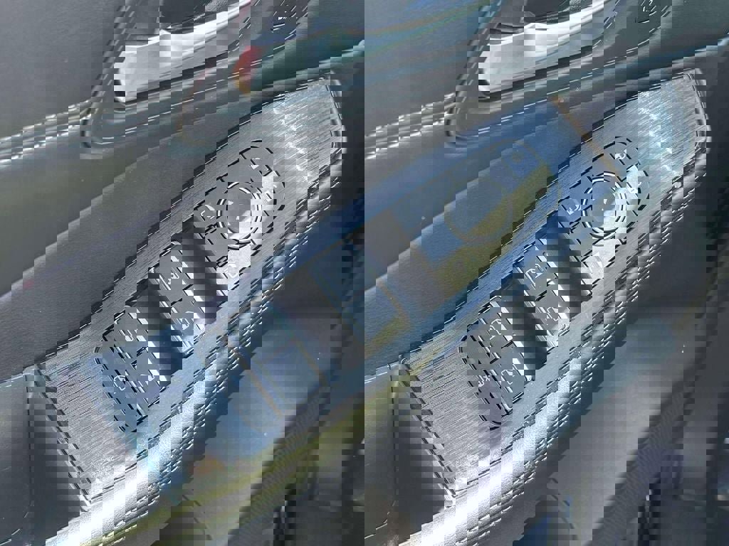 Used 2023 Nissan Rogue SL w/ SL Premium Package image 17