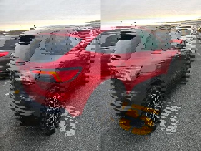 Used 2021 Ford Escape SE w/ SE Sport Appearance Package image 3