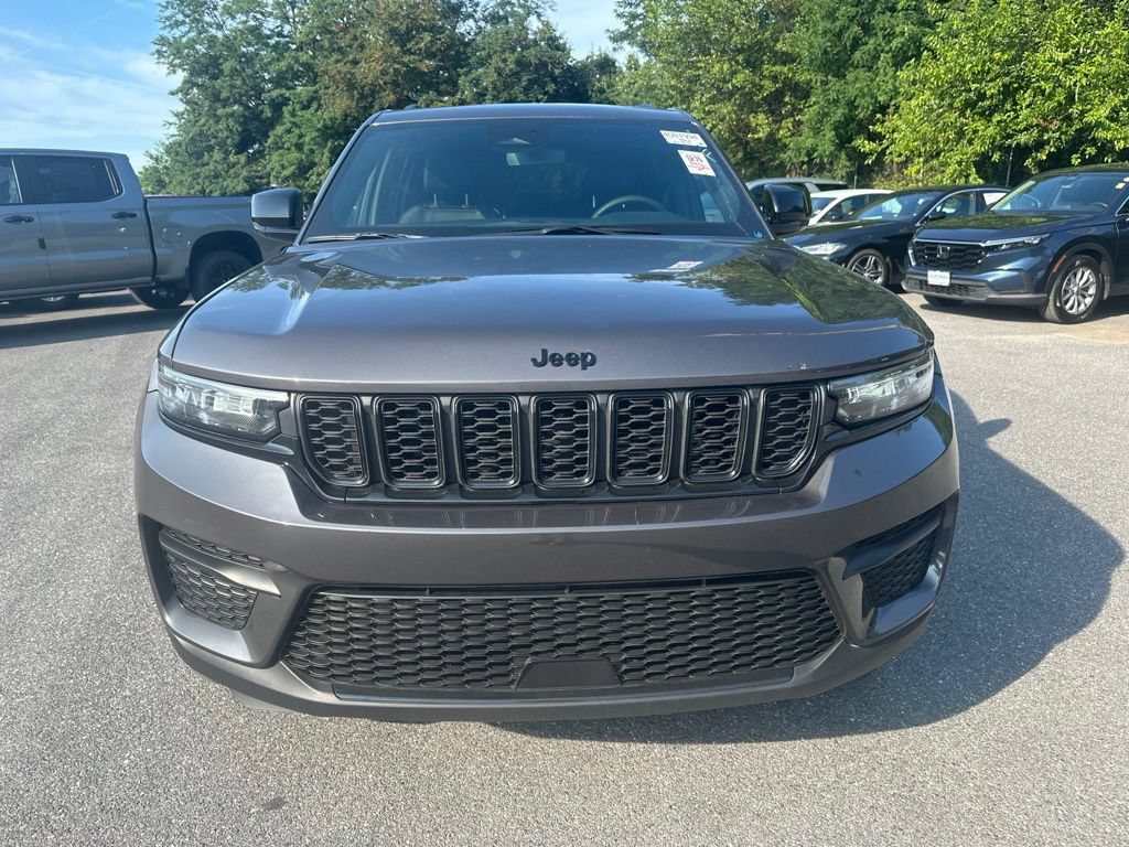 Used 2023 Jeep Grand Cherokee Altitude AWD/4WD image 2