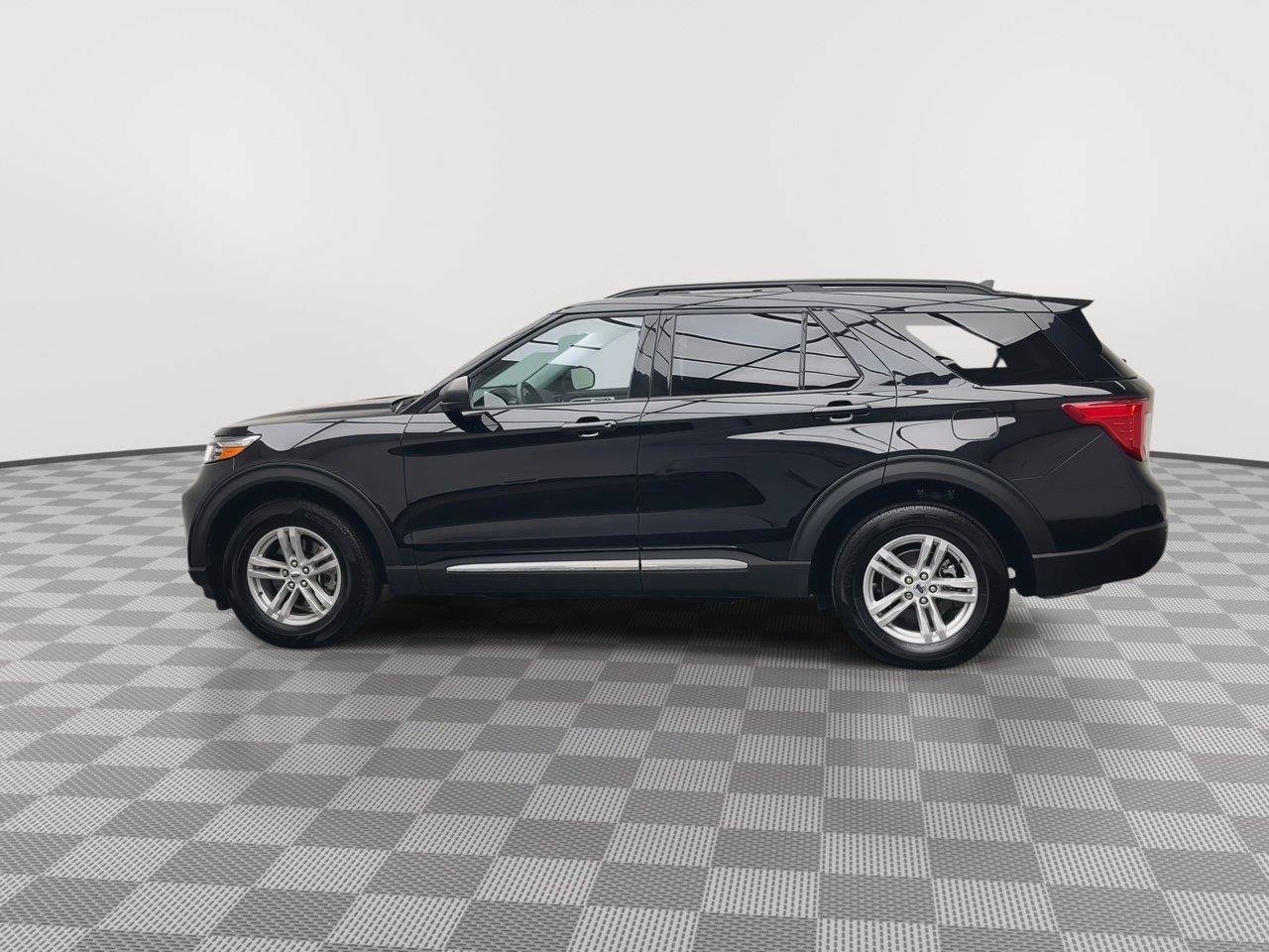 Certified 2024 Ford Explorer XLT w/ Equipment Group 202A AWD/4WD image 39