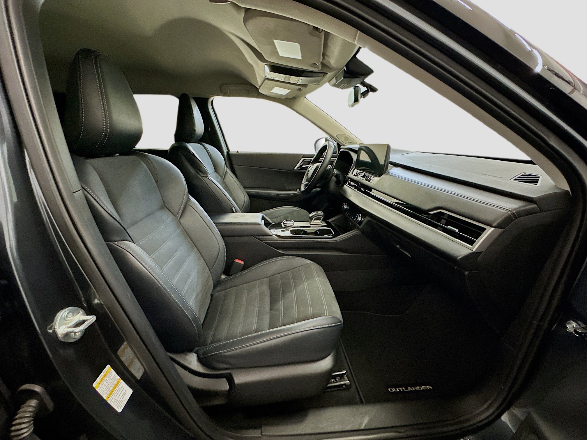 Used 2025 Mitsubishi Outlander SE image 33