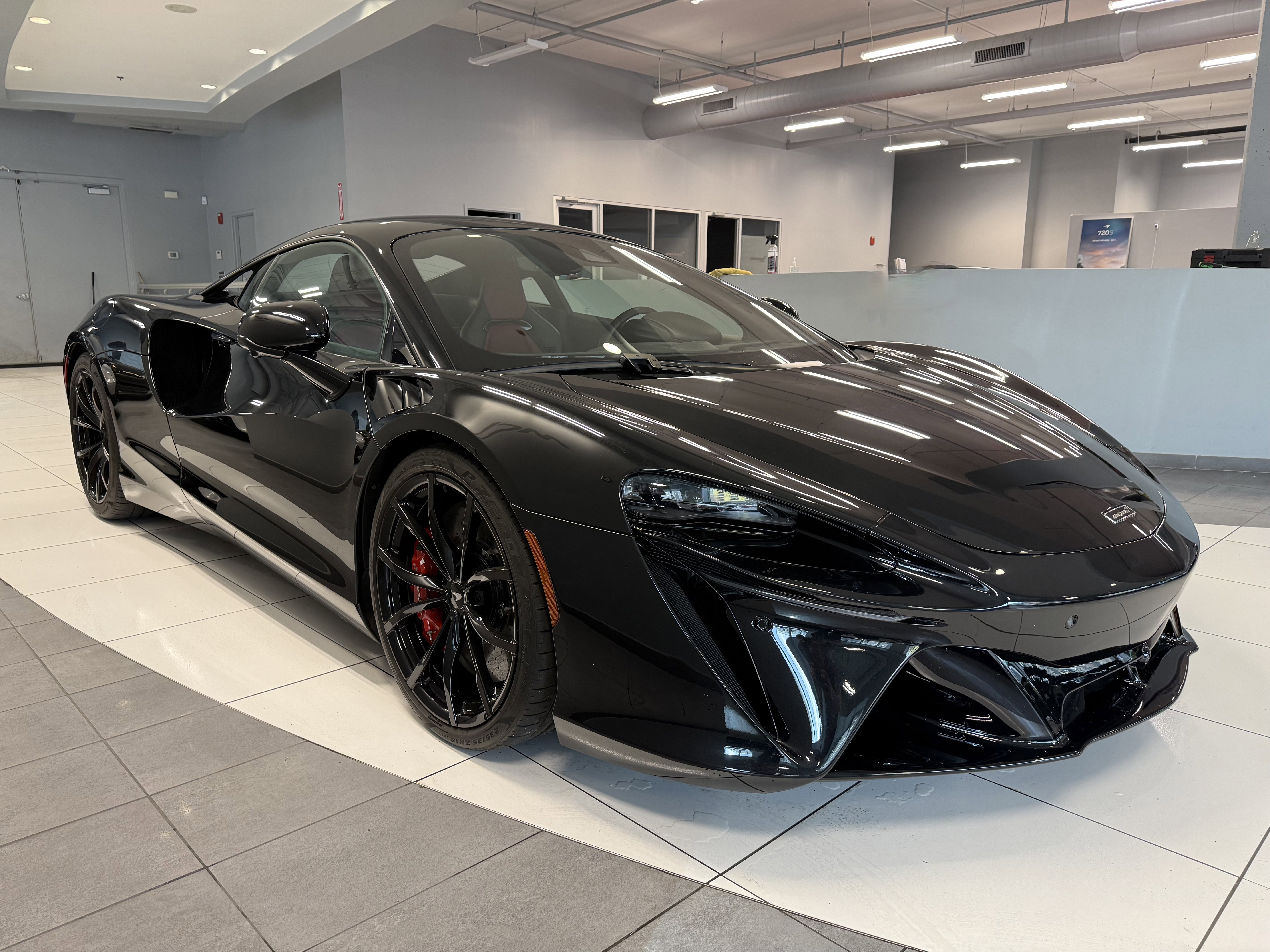 Used 2023 McLaren Artura RWD image 6