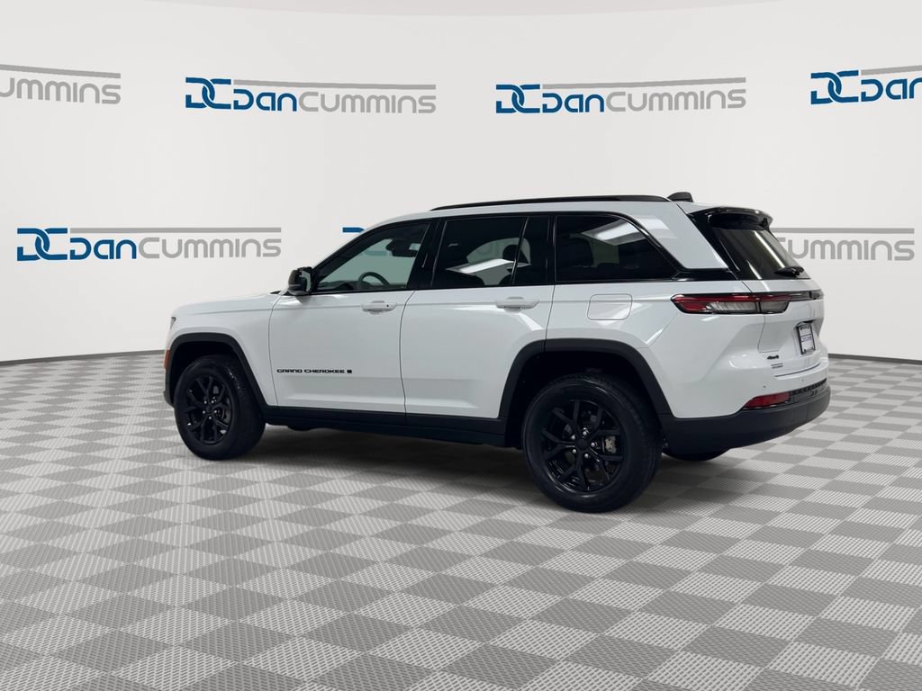 Used 2025 Jeep Grand Cherokee Altitude AWD/4WD image 6