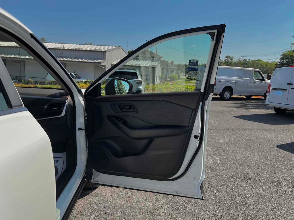 Used 2023 Nissan Rogue S image 14