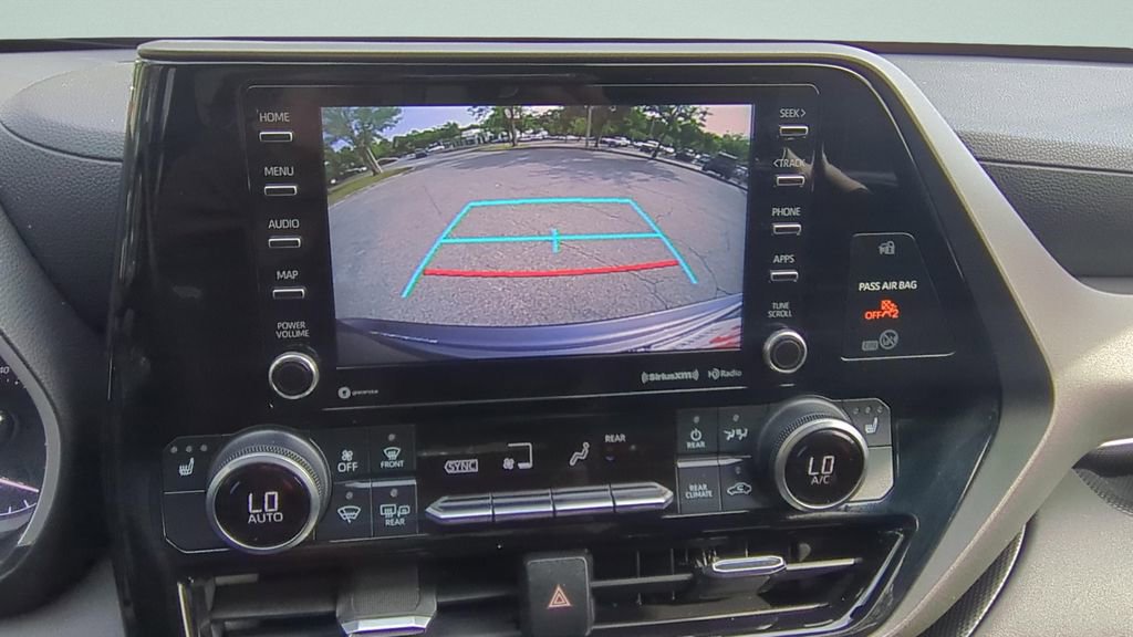 Used 2020 Toyota Highlander XLE FWD image 18