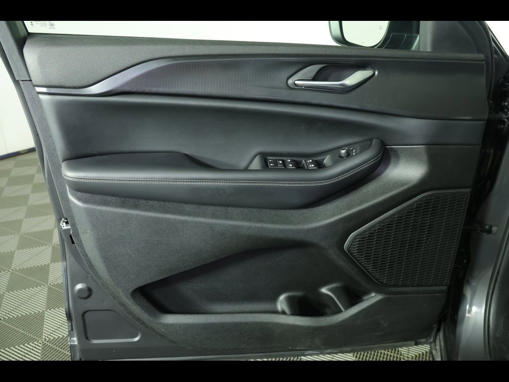 Used 2023 Jeep Grand Cherokee Laredo image 21