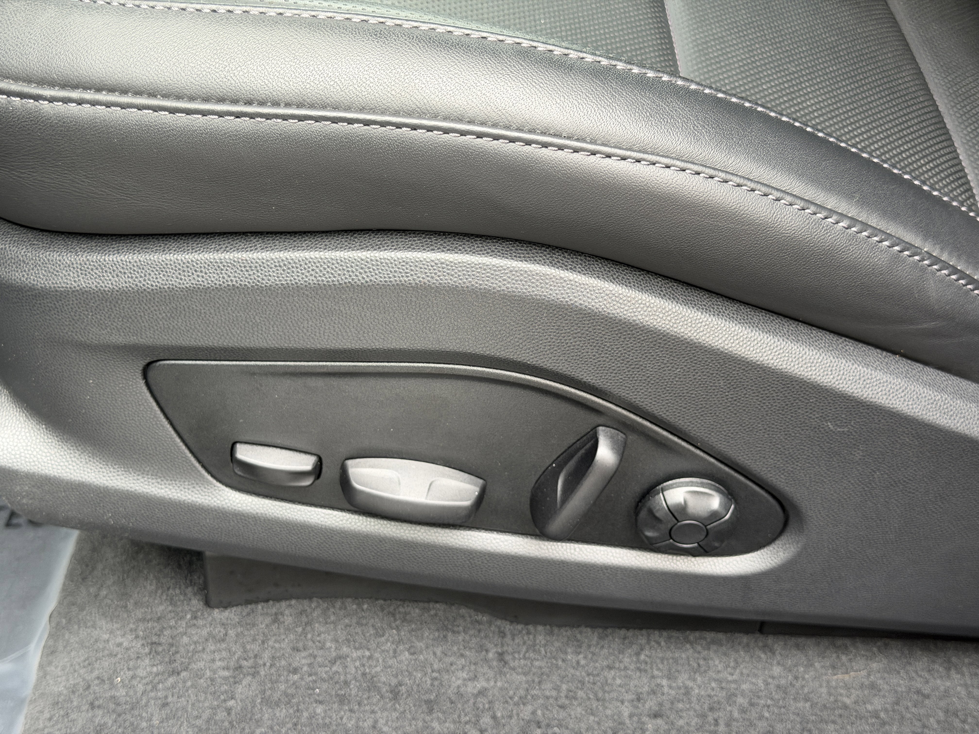 Used 2024 Porsche Macan 4 Electric image 27