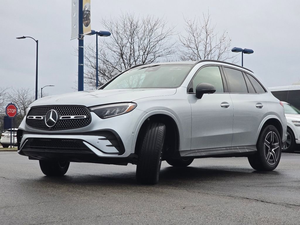Used 2025 Mercedes-Benz GLC 300 4MATIC image 12