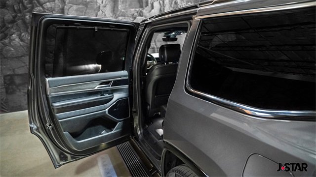 Used 2024 Jeep Wagoneer Series III w/ Premium Group I image 11