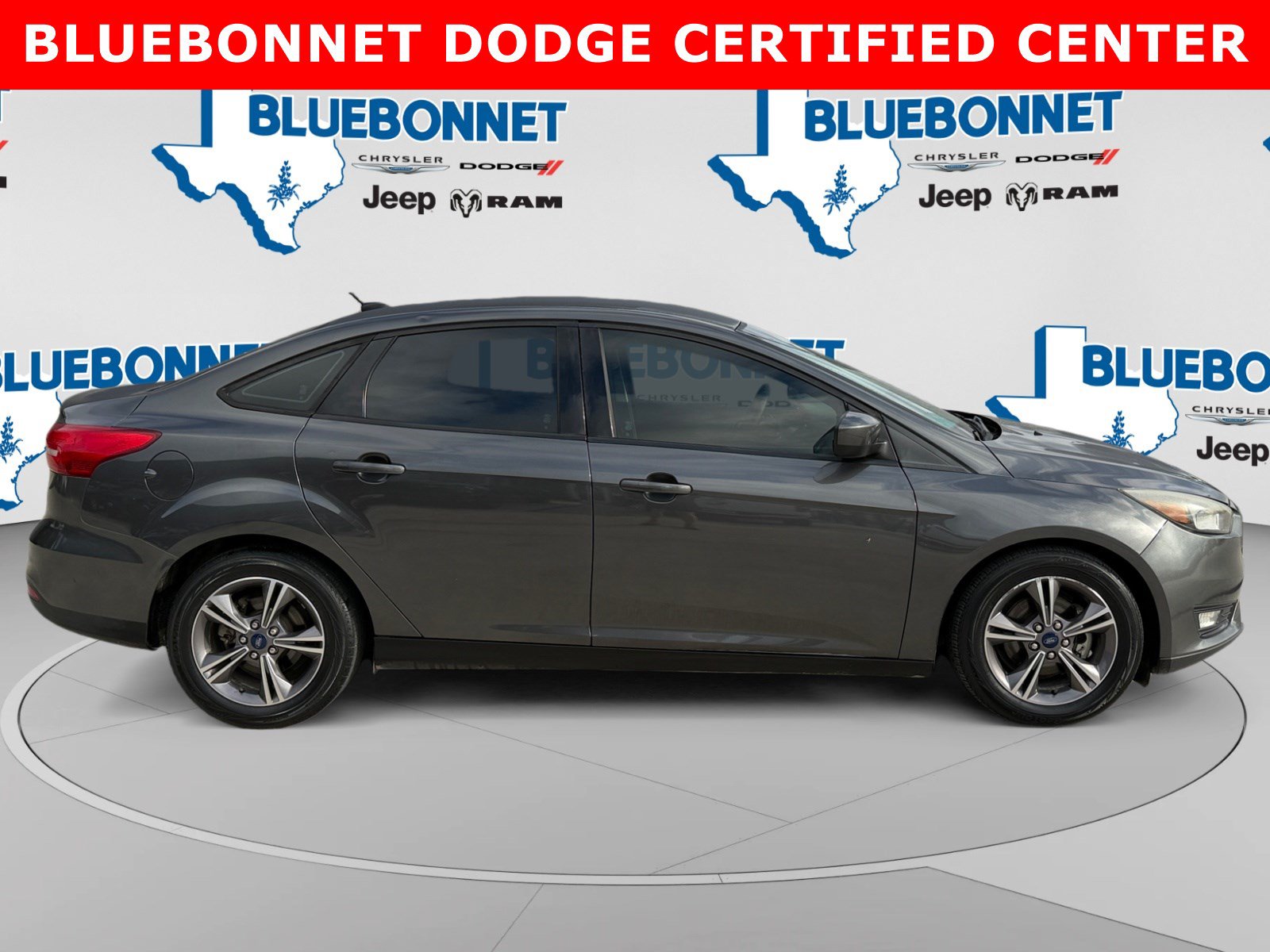 Used 2018 Ford Focus SE w/ SE Appearance Package FWD image 4