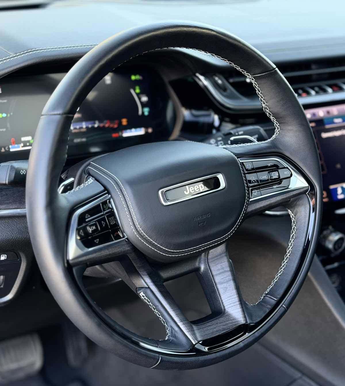 Used 2023 Jeep Grand Cherokee Overland w/ Advanced Protech Group III image 36