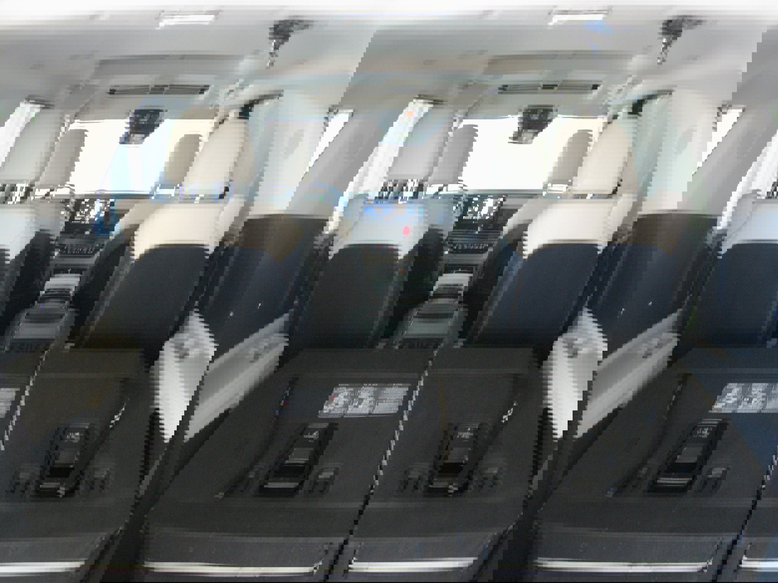 Used 2025 Kia Carnival SX w/ SX Dark Edition Package image 22