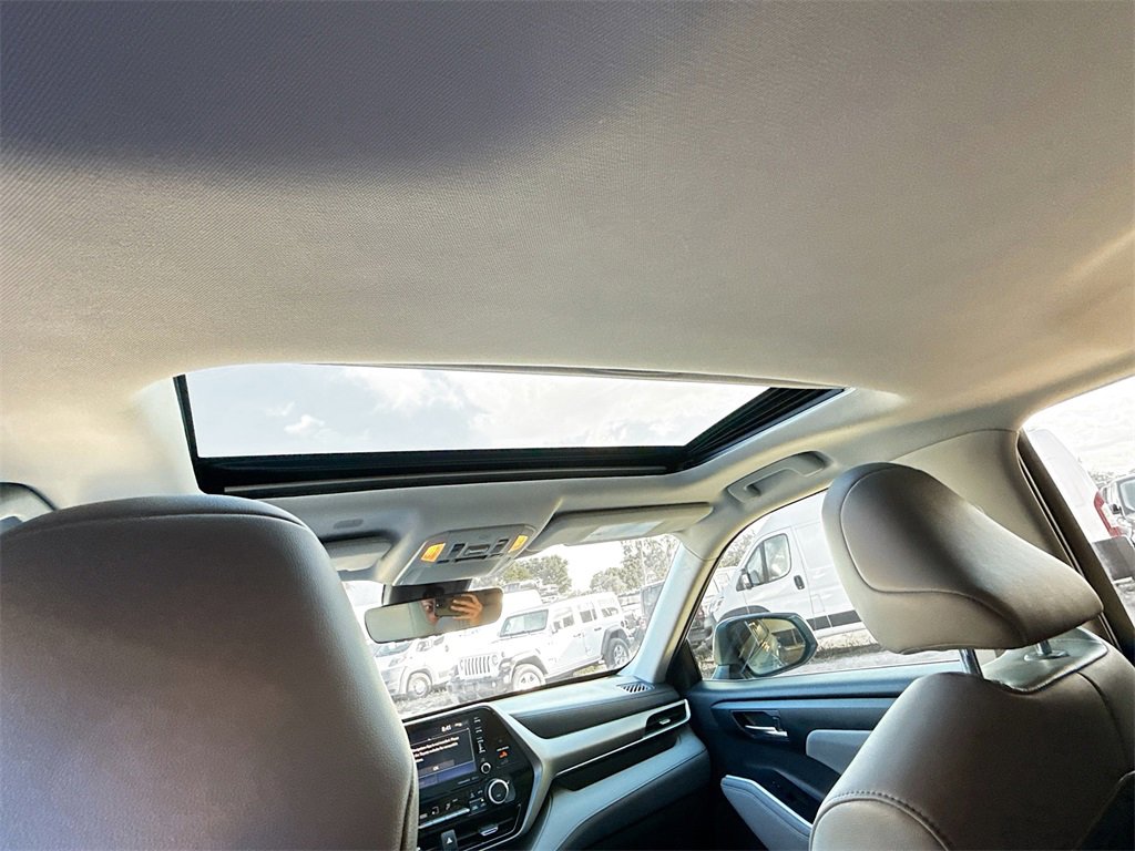 Used 2020 Toyota Highlander XLE image 24
