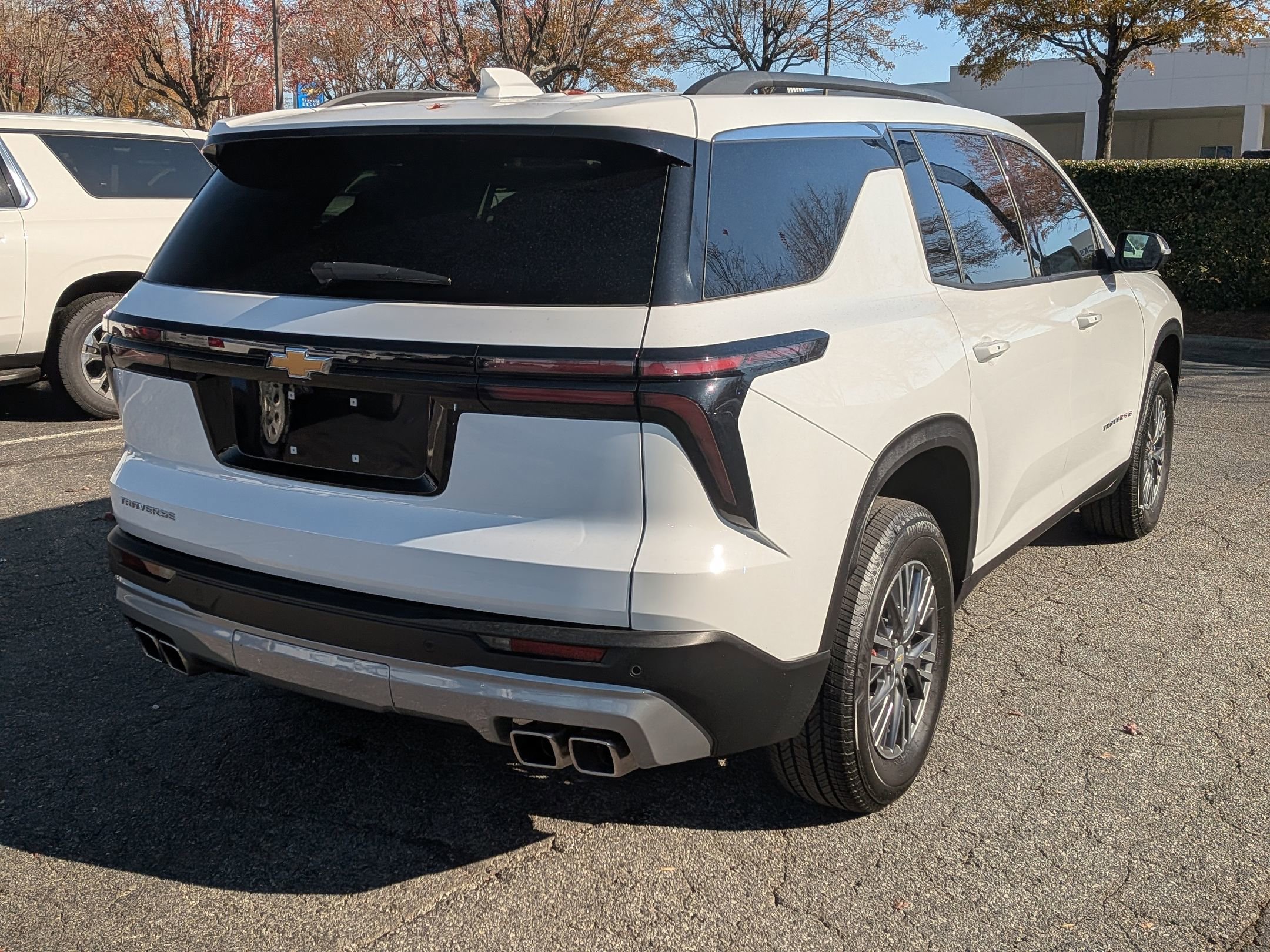 Used 2025 Chevrolet Traverse LT image 9