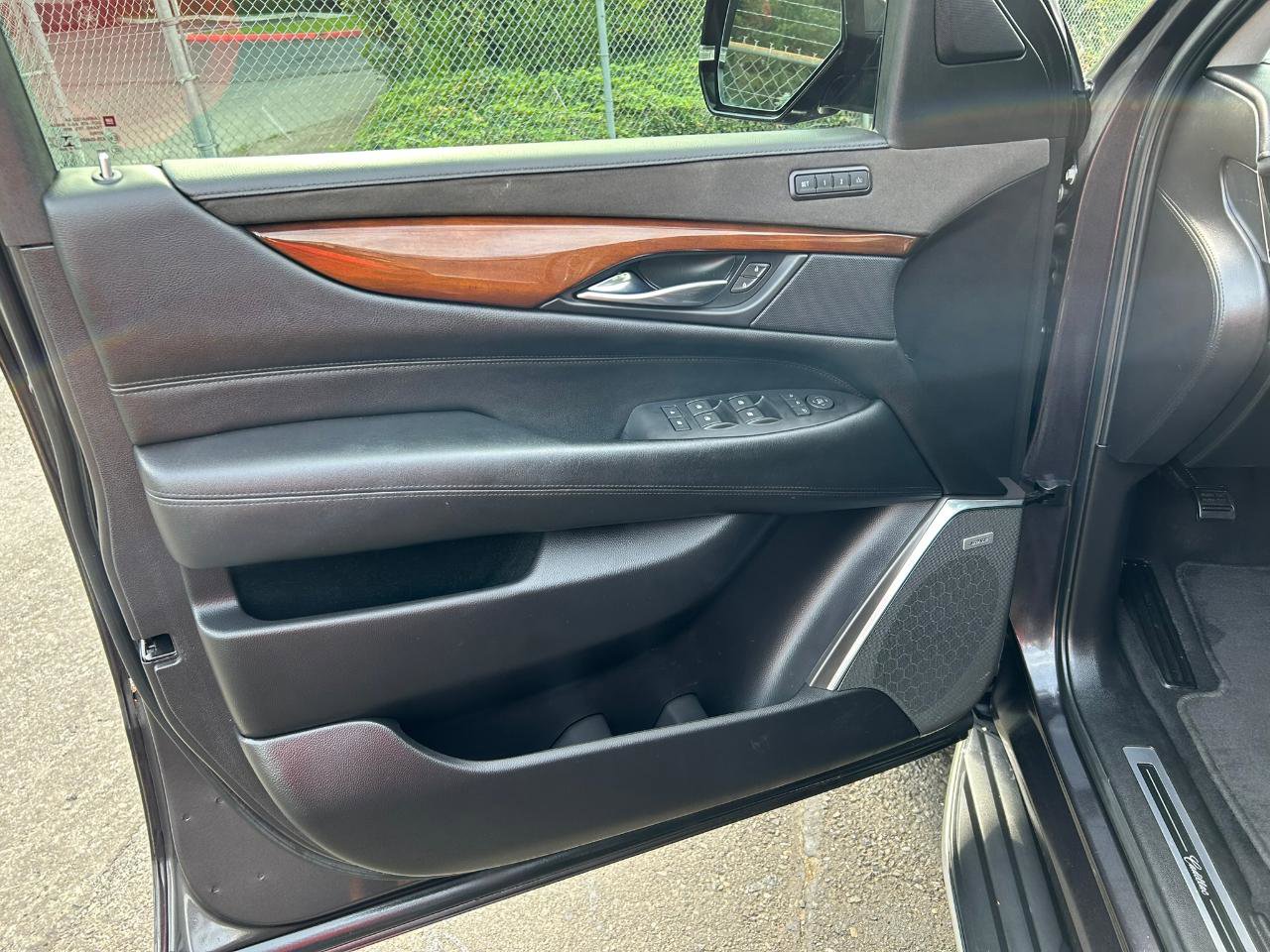 Used 2018 Cadillac Escalade ESV Luxury AWD/4WD image 9