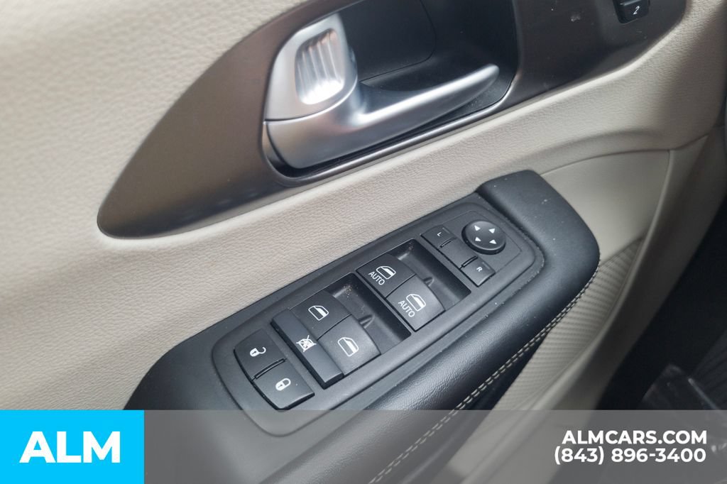 Used 2024 Chrysler Pacifica Touring-L FWD image 37