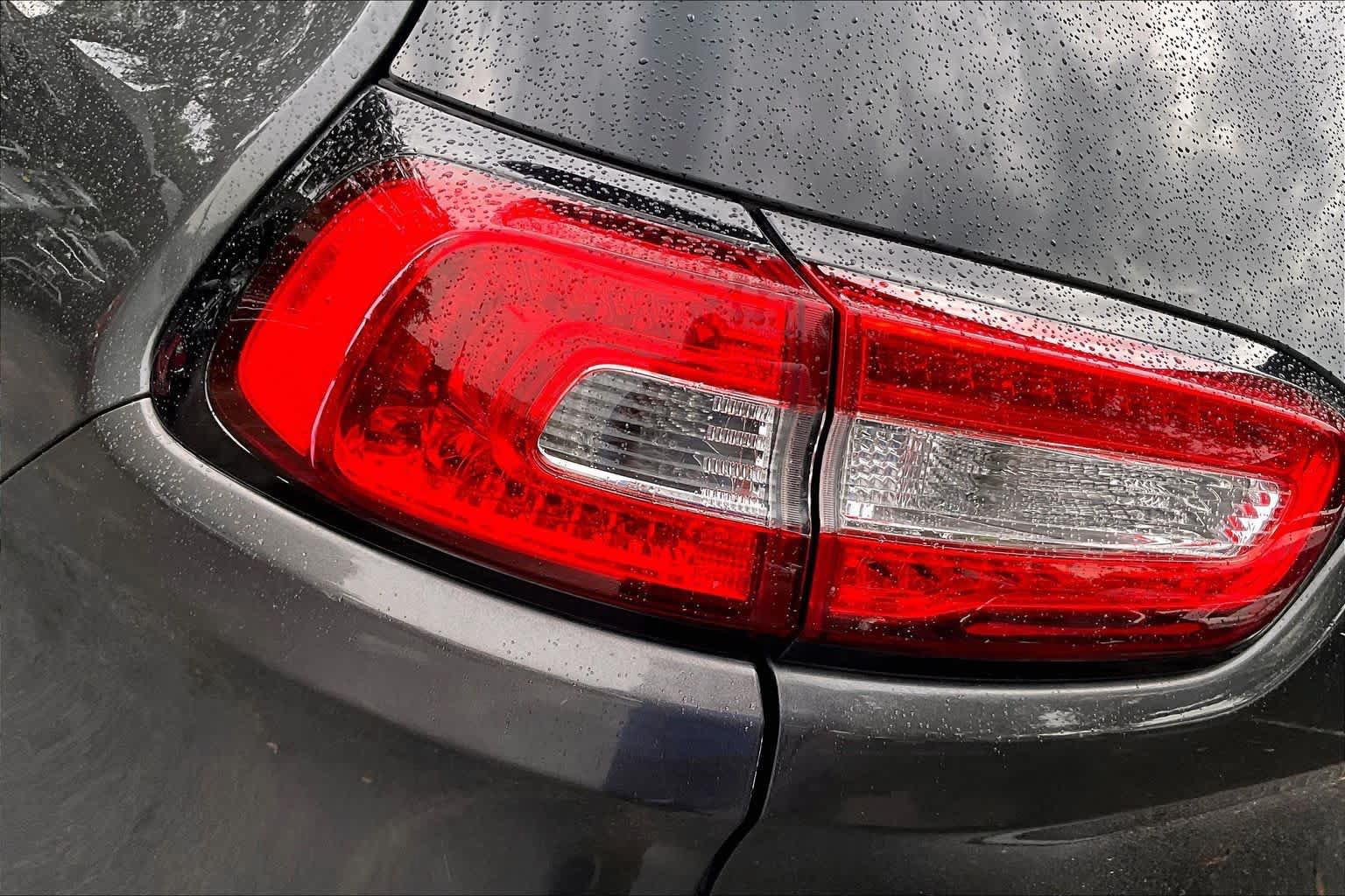 Used 2016 Jeep Cherokee Limited FWD image 29