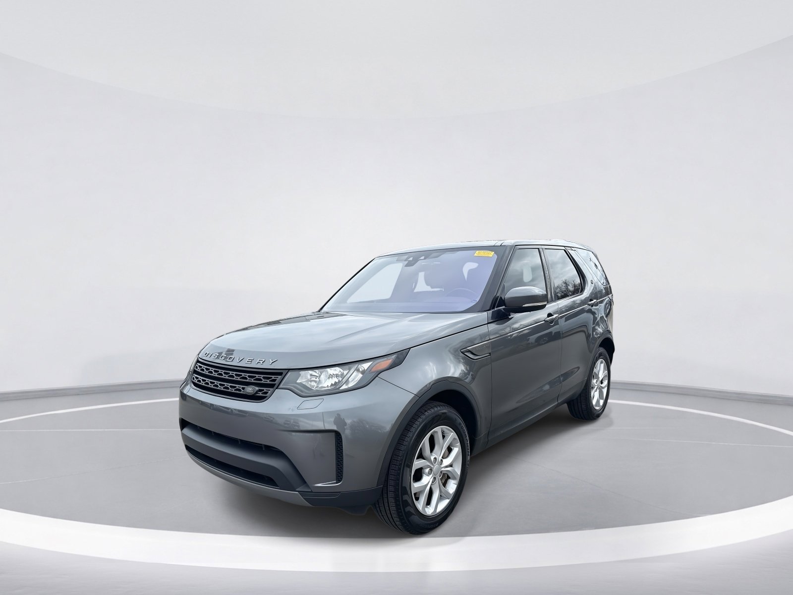 Used 2018 Land Rover Discovery SE image 3
