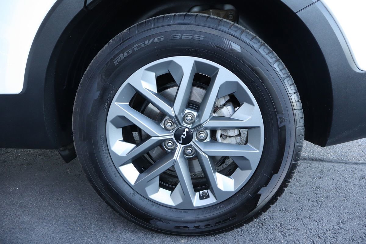 Used 2023 Kia Telluride LX image 44