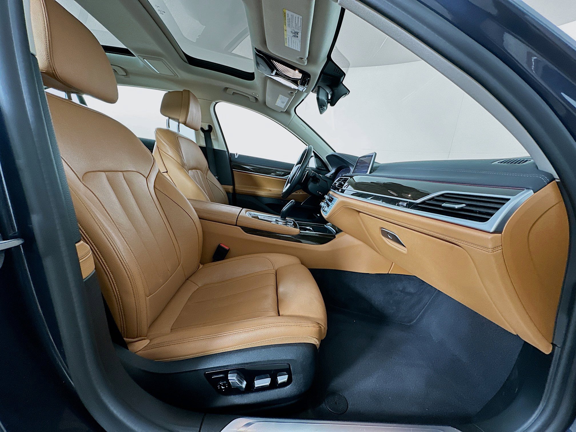 Used 2020 BMW 740i xDrive w/ Cold Weather Package image 33