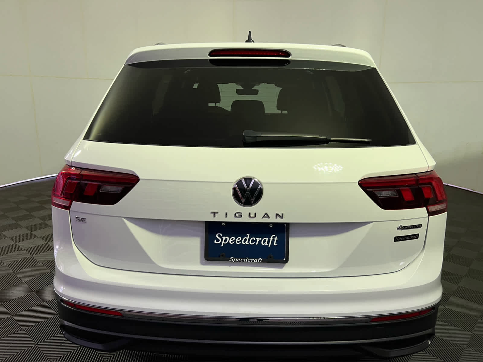 Used 2022 Volkswagen Tiguan SE w/ Panoramic Sunroof Package image 6