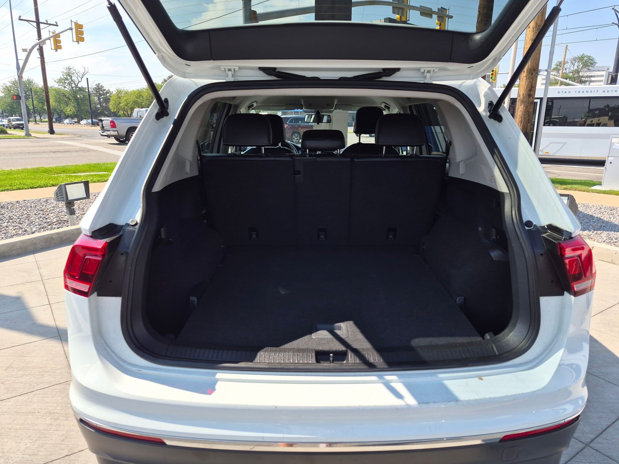 Used 2021 Volkswagen Tiguan SE AWD/4WD image 28