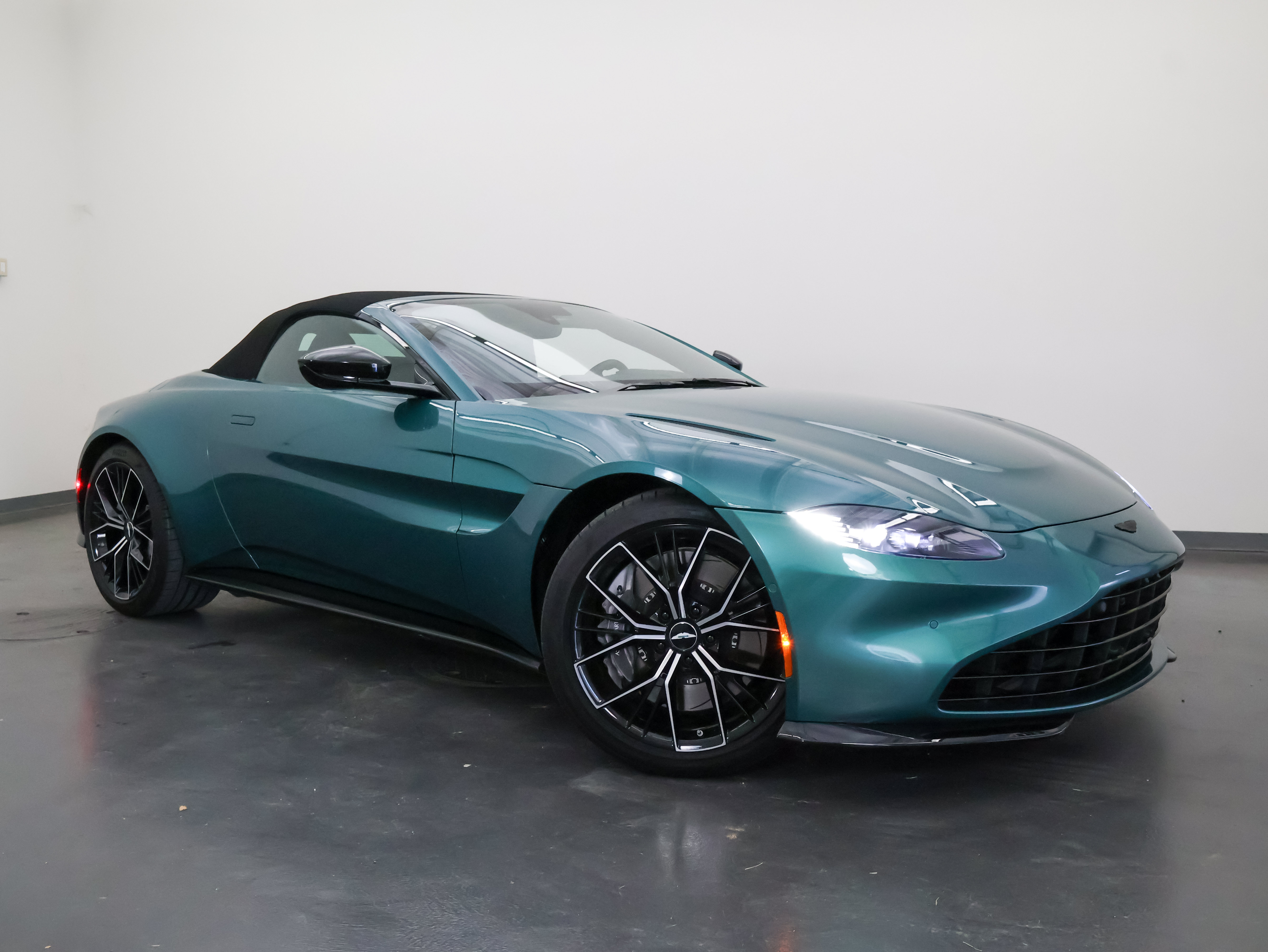Used 2023 Aston Martin V8 Vantage Roadster RWD image 2