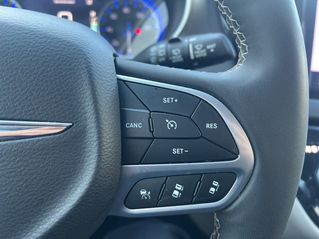 Used 2024 Chrysler Pacifica Touring-L image 17