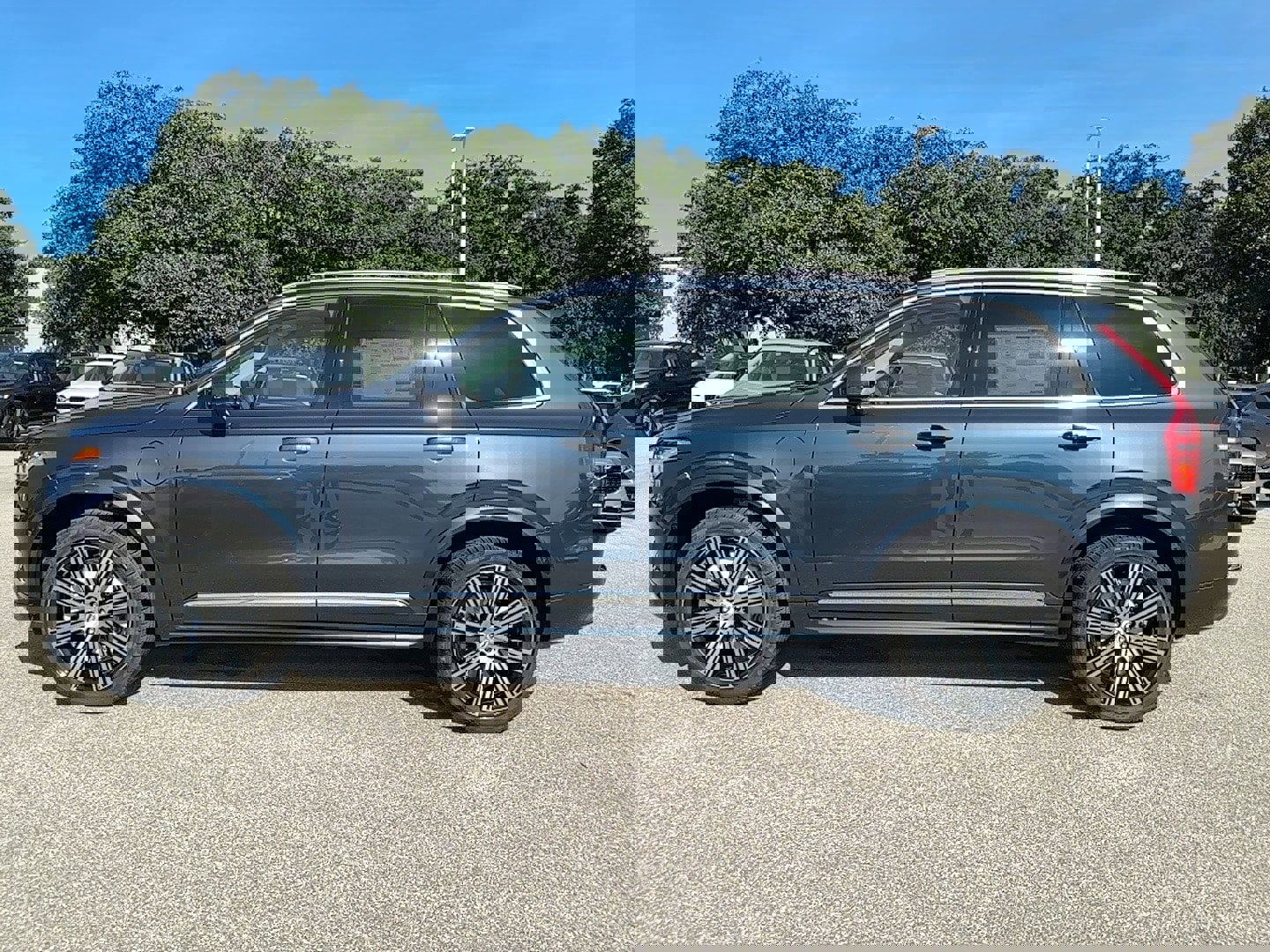 New 2025 Volvo XC90 T8 Core w/ Climate Package image 3