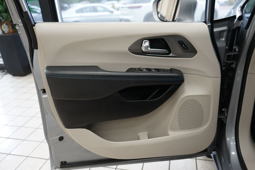 Used 2021 Chrysler Pacifica Touring-L w/ Uconnect Theater Family Group AWD/4WD image 25