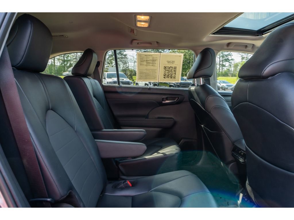 Used 2025 Toyota Highlander XLE AWD/4WD image 18