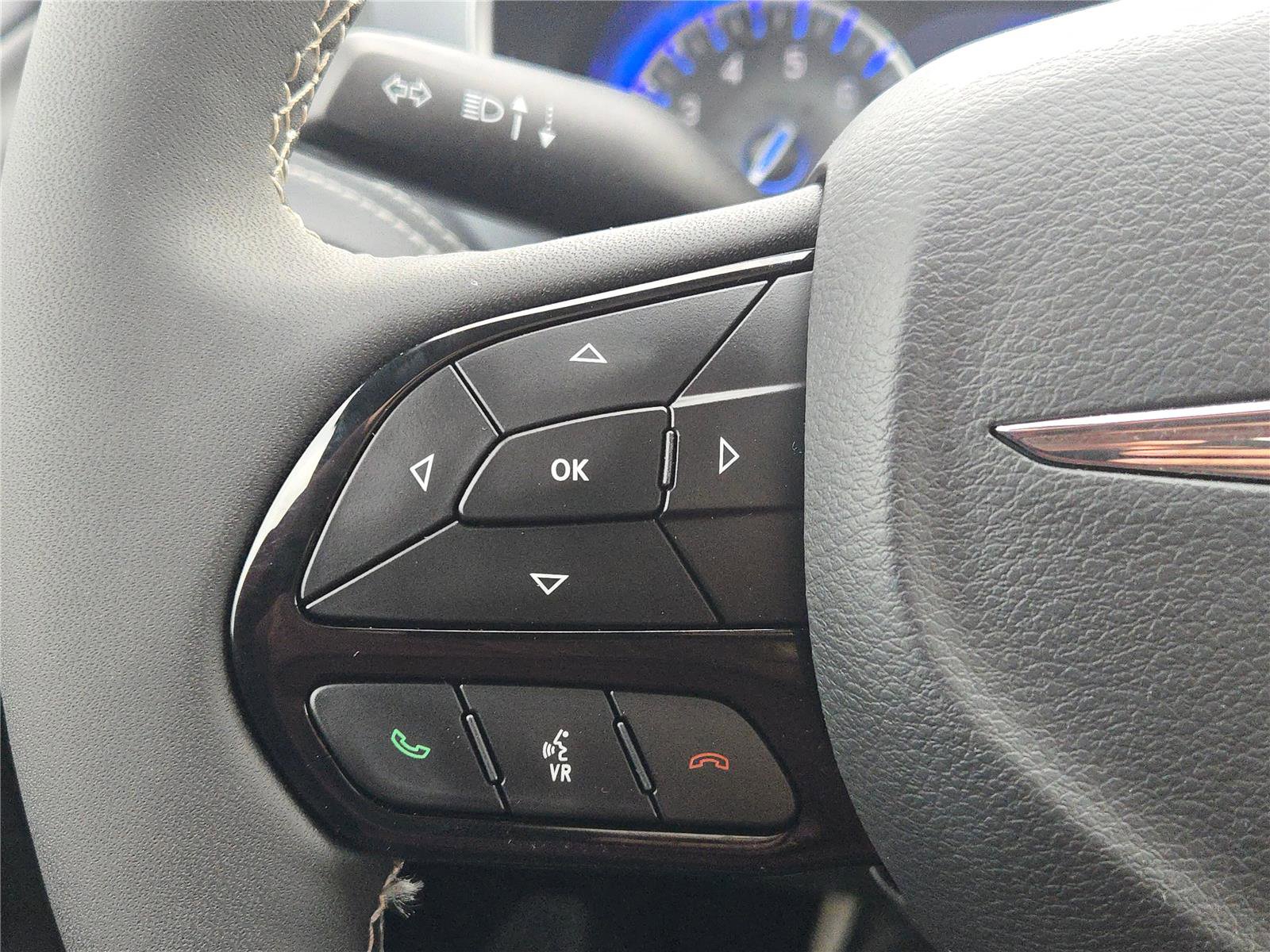 Used 2025 Chrysler Pacifica Limited w/ Uconnect Theater Family Group image 34