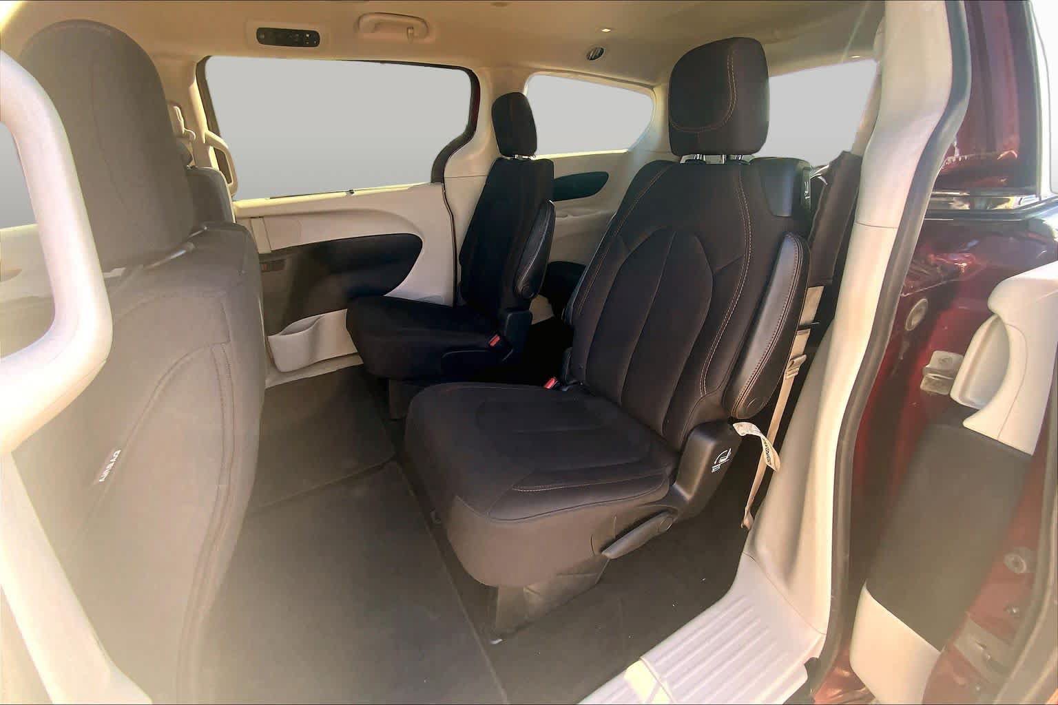 Used 2018 Chrysler Pacifica Touring Plus FWD image 21