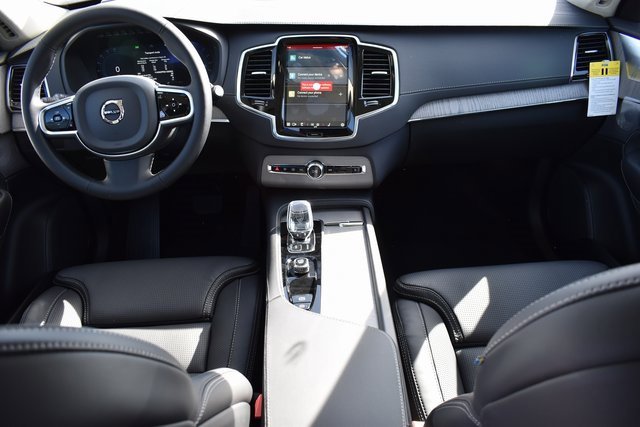 Used 2025 Volvo XC90 B6 Ultra w/ Lounge Package image 12