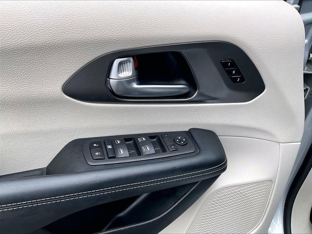 Used 2024 Chrysler Pacifica Touring-L image 36