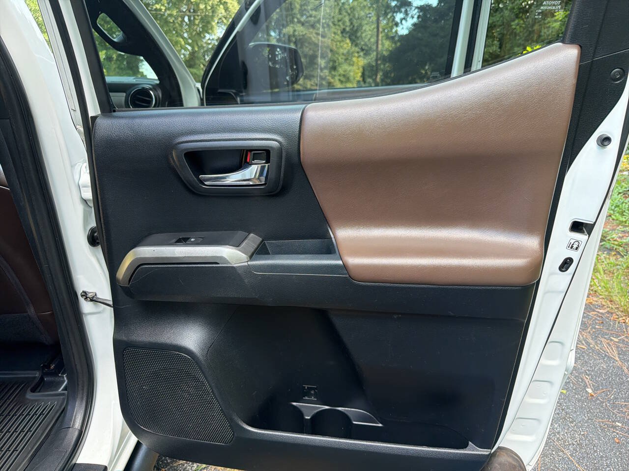 Used 2016 Toyota Tacoma Limited w/ Towing Package AWD/4WD image 20