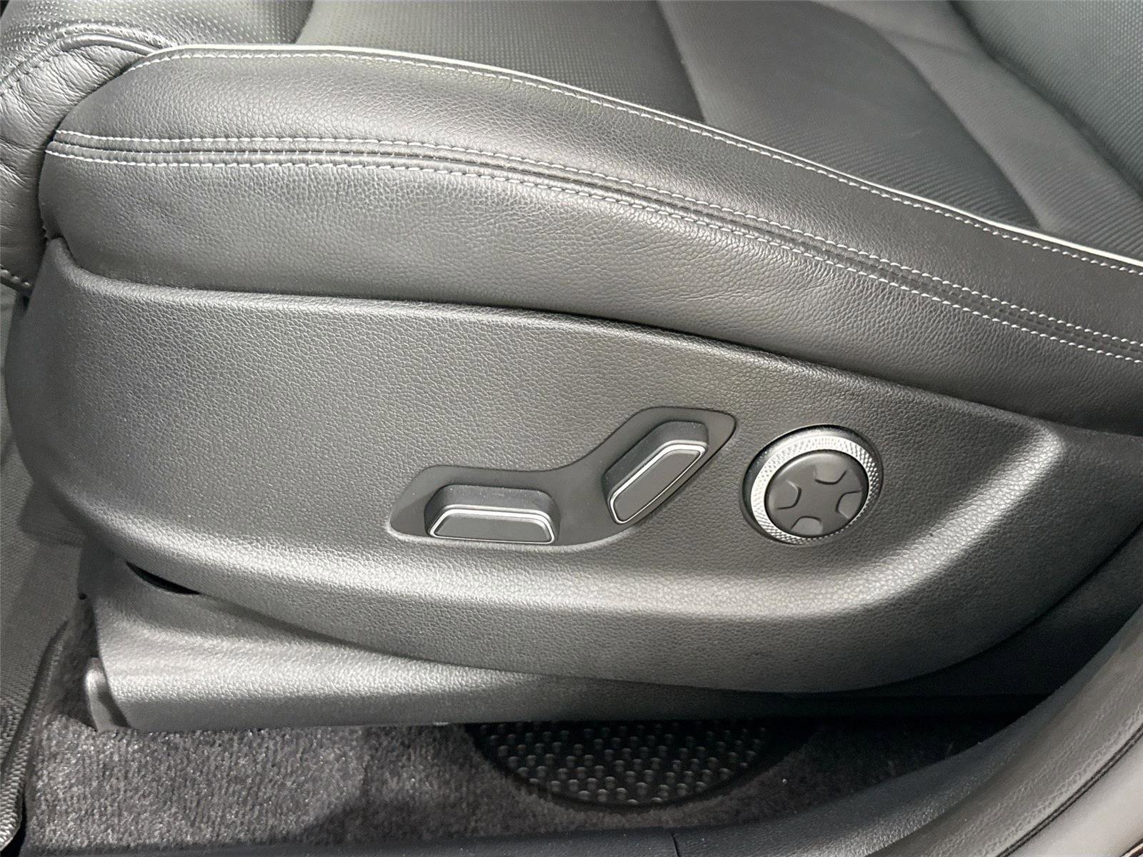 Used 2024 Genesis GV70 2.5T w/ Advanced Package image 32