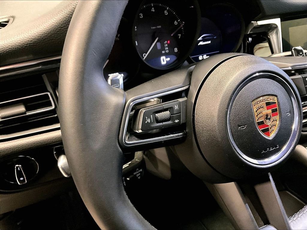 Used 2025 Porsche Macan AWD/4WD image 23