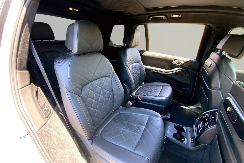 Used 2023 BMW X7 xDrive40i w/ M Sport Package AWD/4WD image 17