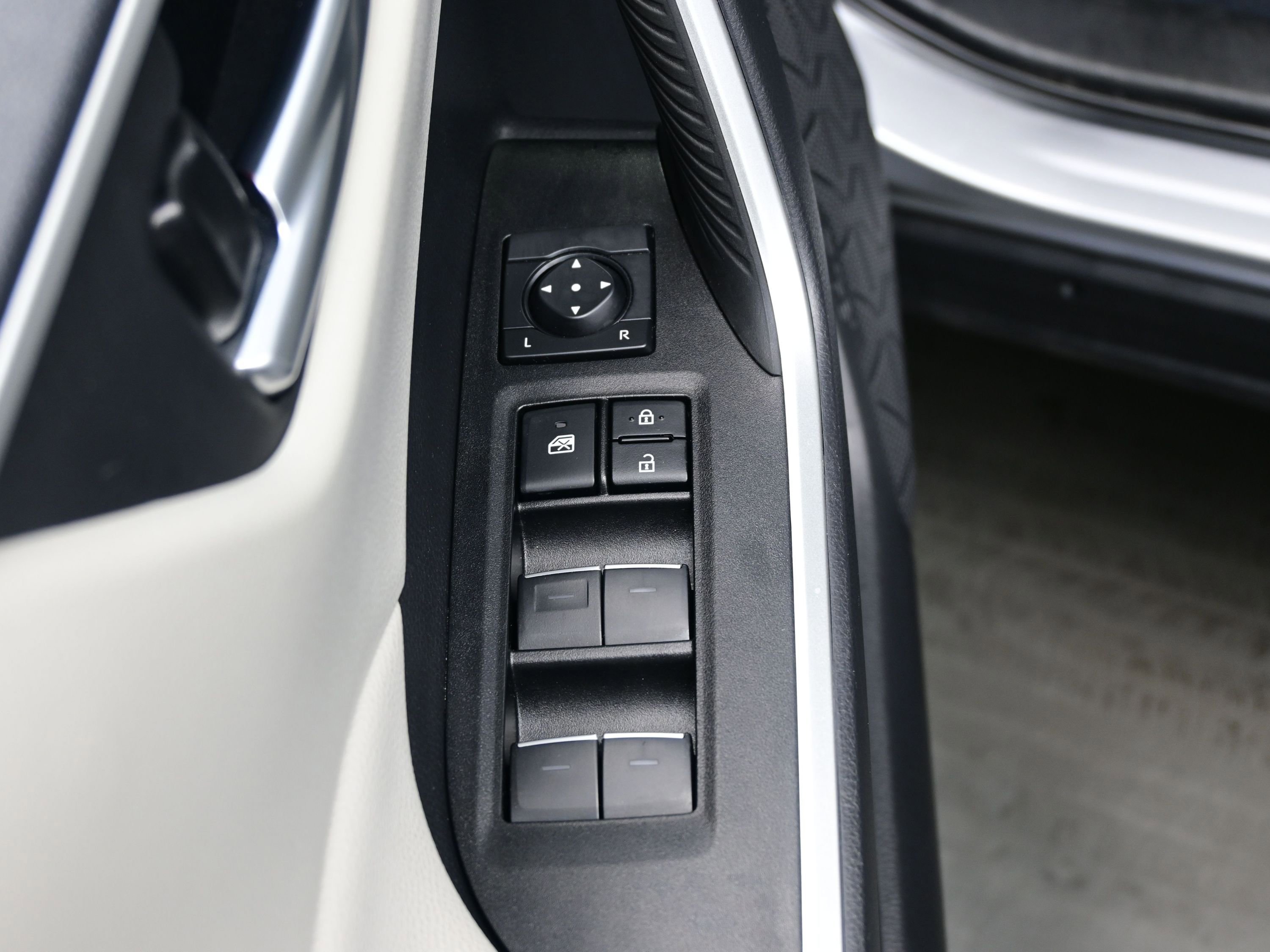 Used 2025 Toyota RAV4 XLE Premium w/ Weather Package AWD/4WD image 10