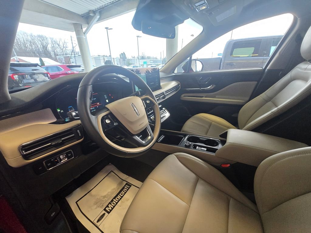 Used 2025 Lincoln Corsair AWD image 11
