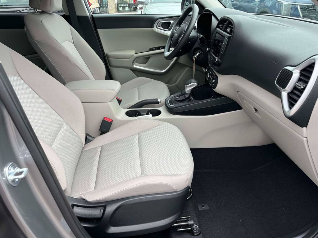 Used 2025 Kia Soul LX w/ LX Technology Package FWD image 12