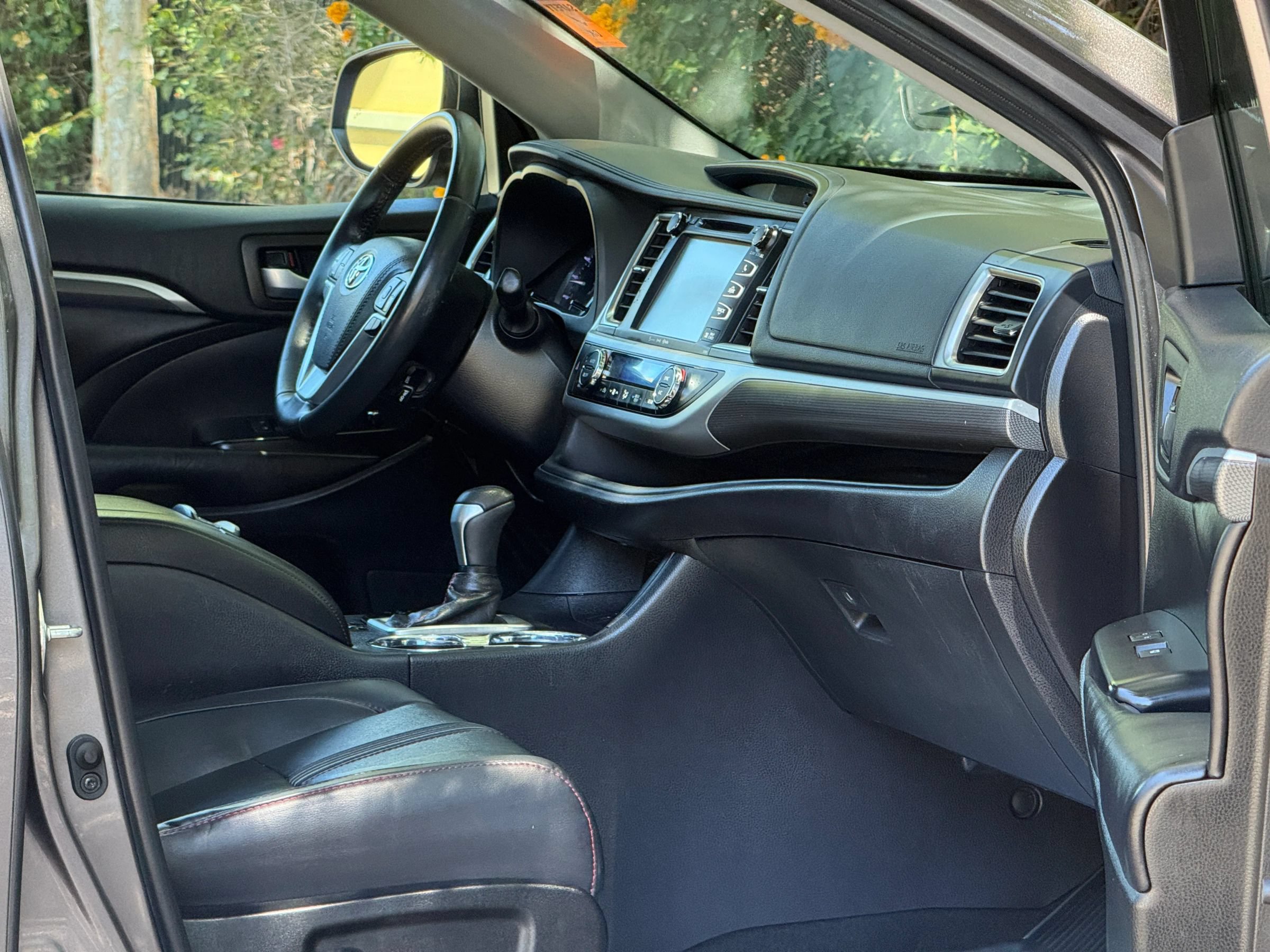 Used 2019 Toyota Highlander SE FWD image 18