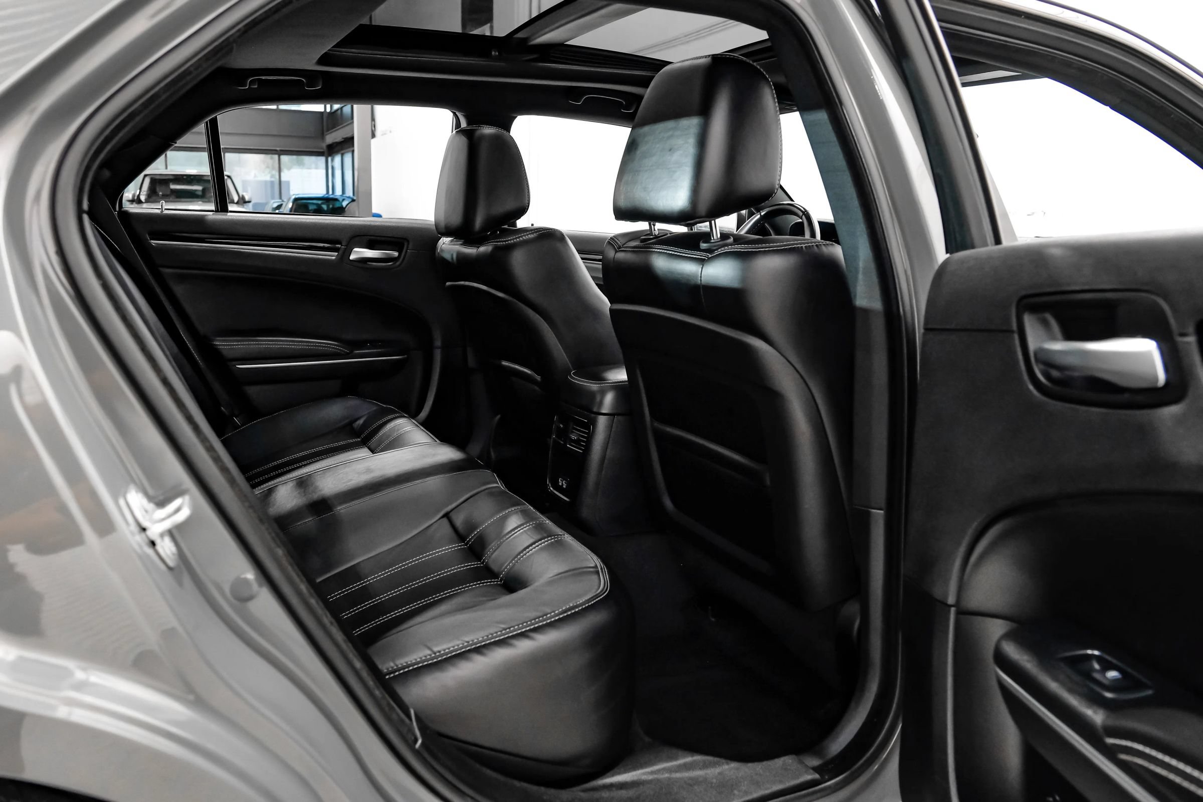 Used 2018 Chrysler 300 S w/ 300S Premium Group RWD image 49