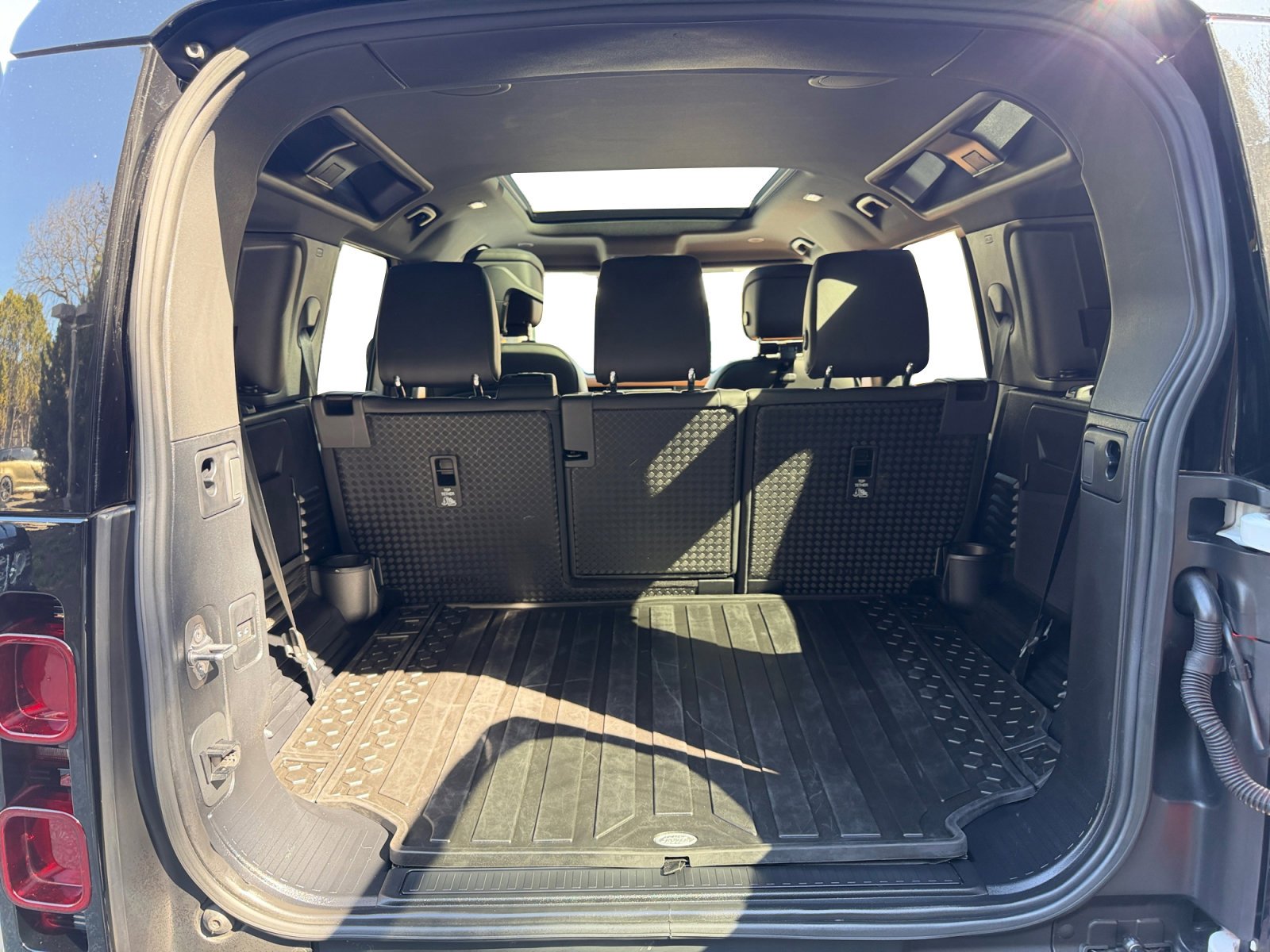 Used 2023 Land Rover Defender 110 X-Dynamic SE image 25