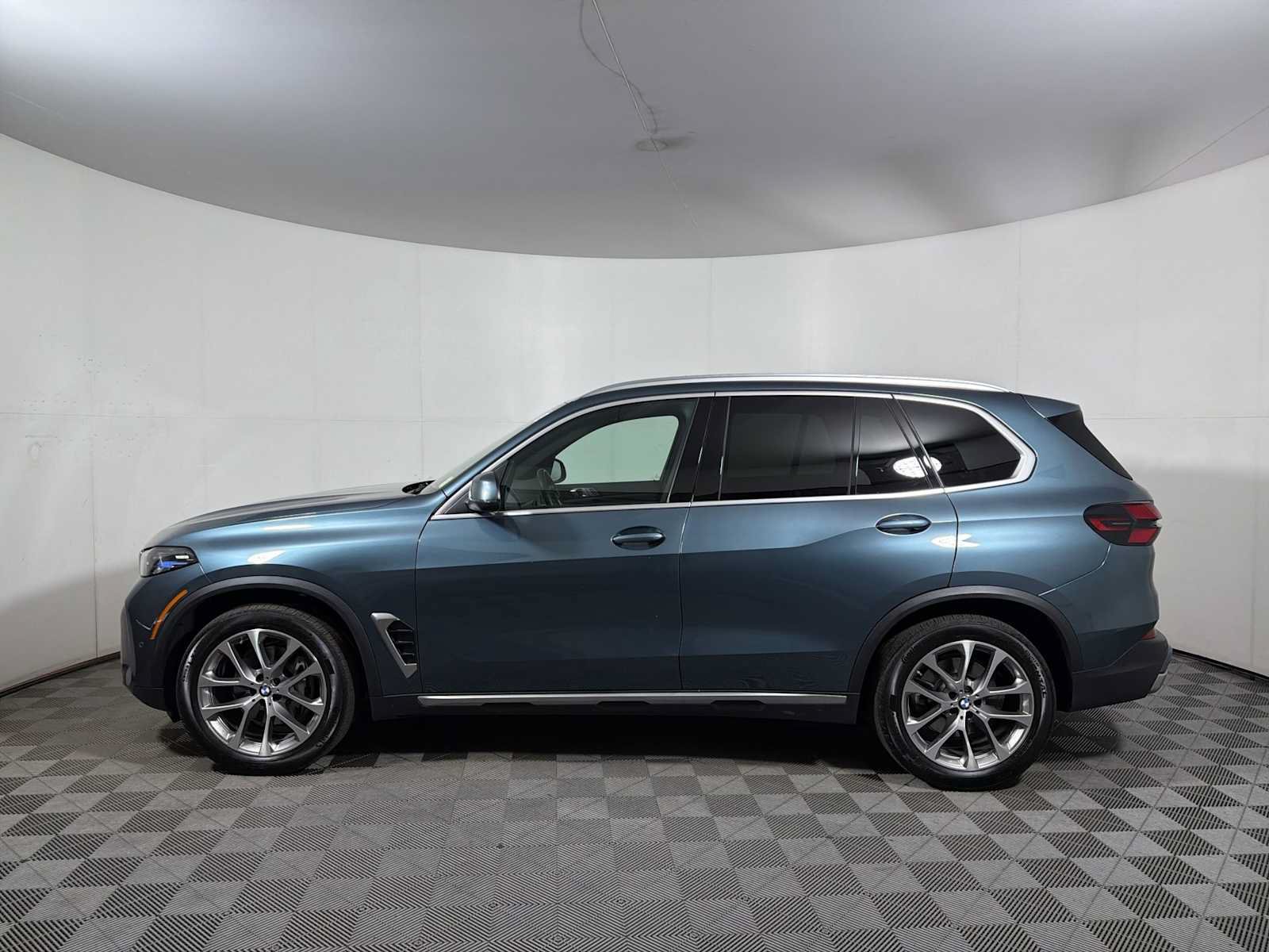 Used 2024 BMW X5 xDrive40i w/ Premium Package AWD/4WD image 4